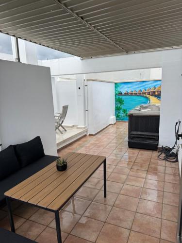 una sala de estar con un sofá y una mesa en Beautiful holiday duplex Vitania, en La Cala de Mijas