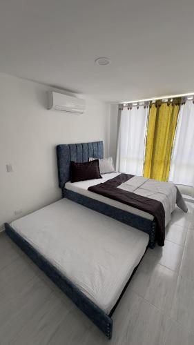 two beds sitting in a room with windows at Cerca a todo y full equipado in Cartago