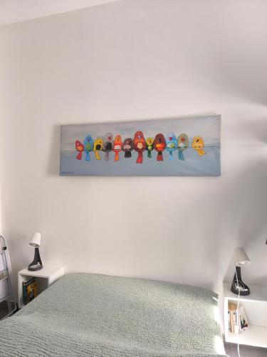 une chambre avec une peinture d'oiseaux sur le mur dans l'établissement Studio 