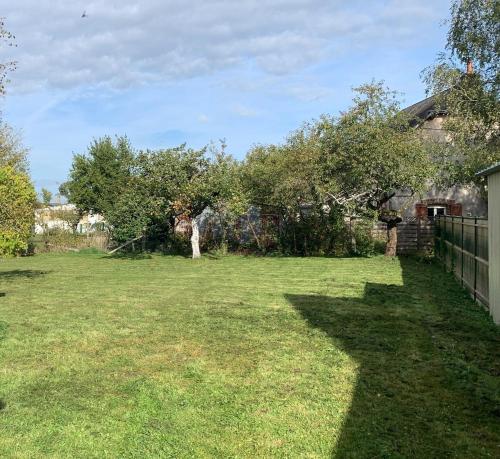 une cour avec un pommier et une clôture dans l'établissement Maison entière Ibra, à Saint-Agil