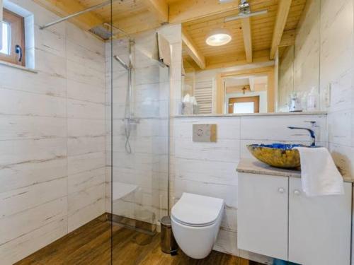 un bagno con lavandino, WC e doccia di Zagroda ciszy a Lubiatowo