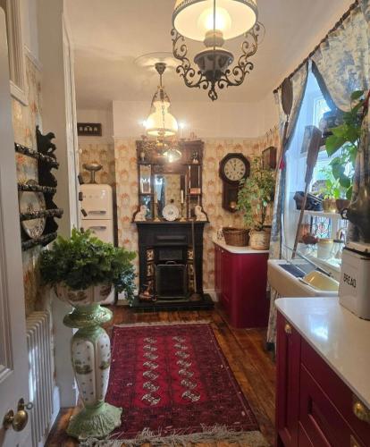 Fotografie z fotogalerie ubytování Quirky Victorian themed home v destinaci Mold