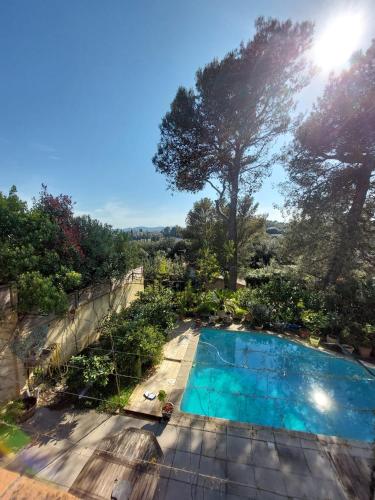 - une vue sur la piscine dans la cour dans l'établissement Domica, à Grasse