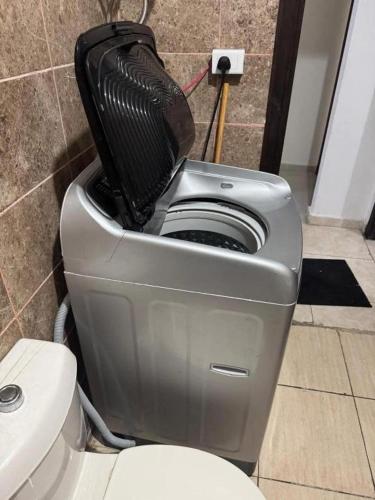 Kufayrāt Abū KhīnanにあるBonuk Houseのバスルームのトイレの上に座る財布