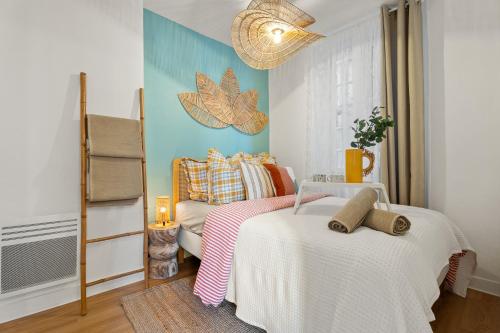 une chambre avec deux lits avec des serviettes dessus dans l'établissement Nice Renting - CLEMENCEAU - Riviera Cocoon Calm Elegance Design, à Nice