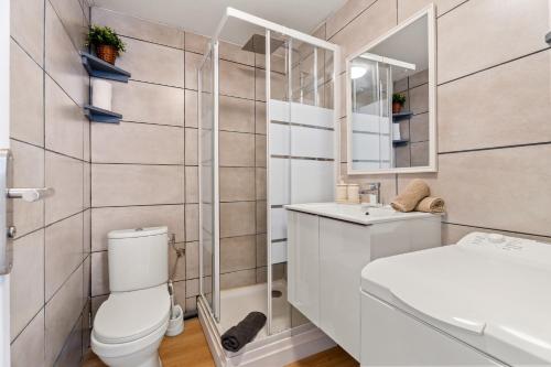 une salle de bain avec toilettes, lavabo et miroir dans l'établissement Nice Renting - CLEMENCEAU - Riviera Cocoon Calm Elegance Design, à Nice