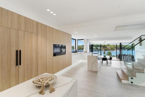 Μια τηλεόραση ή/και κέντρο ψυχαγωγίας στο Luxury Waterfront on aerbnb b00k there ONLY