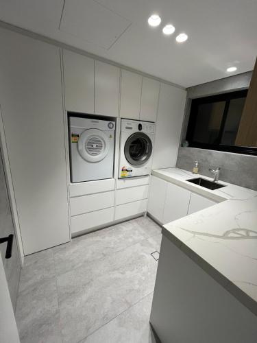 Η κουζίνα ή μικρή κουζίνα στο Luxury Waterfront on aerbnb b00k there ONLY