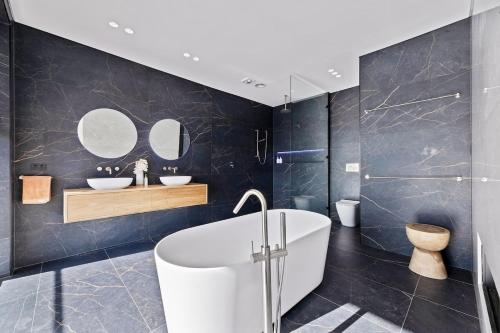 Ένα μπάνιο στο Luxury Waterfront on aerbnb b00k there ONLY