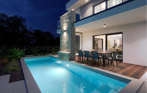 Kolam renang di atau dekat dengan Awesome Home In Basanija With Kitchen