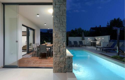 Kolam renang di atau dekat dengan Awesome Home In Basanija With Kitchen