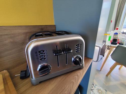 フォール・マオン・プラージュにあるLe 604, confort et détenteのカウンターの上に座ったトースター