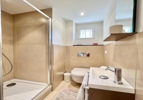 une salle de bain avec une douche, des toilettes et un lavabo dans l'établissement Appartement de deux chambres à coucher près de la Croisette à Cannes, à Cannes