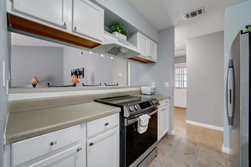 Η κουζίνα ή μικρή κουζίνα στο Charming Palm Bay Retreat with Garden