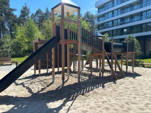 - une aire de jeux de sable avec toboggan dans l'établissement Apartament Słoneczny AKTENA Shellter Rogowo, à Rogowo