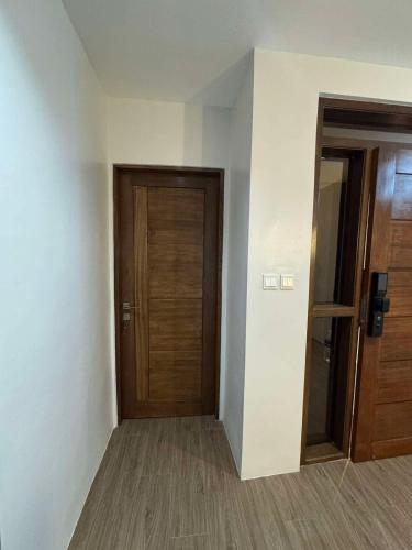 a hallway with two wooden doors in a room at Yanna's Unit - 3Bedroom with Breakfast in Baguio