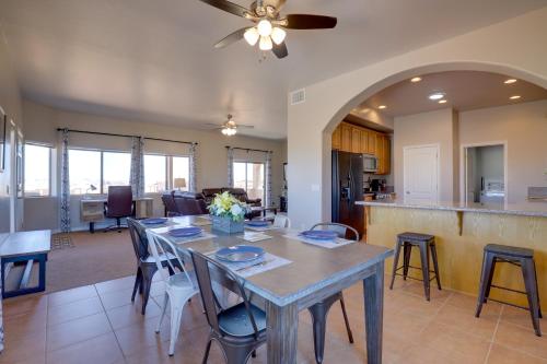 Χώρος καθιστικού στο 3 Mi to Lake Powell Pet-Friendly Page Home