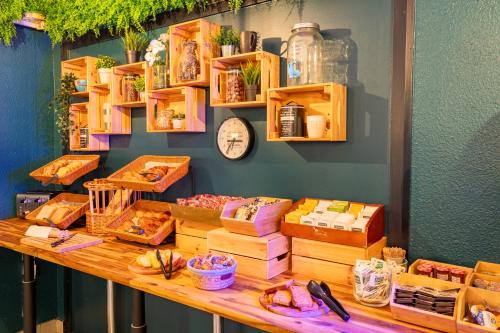 Un mostrador con cajas y otros artículos encima. en Kyriad Valenciennes Sud - Rouvignies, en Valenciennes