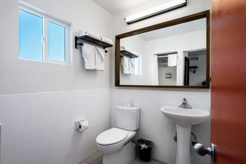 Un baño de The Skylark, a Palm Springs Hotel