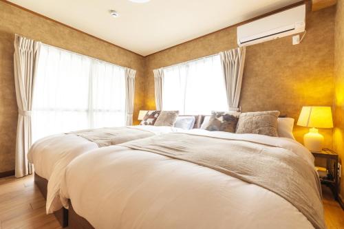 Home suite Home Ryogoku - Perfect for Families and Groups, Spacious 197m2 Home with 8 BR & 3 BA, Up to 15 ppl with Parking and 3 Stations