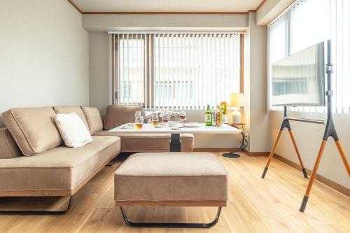 Home suite Home Ryogoku - Perfect for Families and Groups, Spacious 197m2 Home with 8 BR & 3 BA, Up to 15 ppl with Parking and 3 Stations