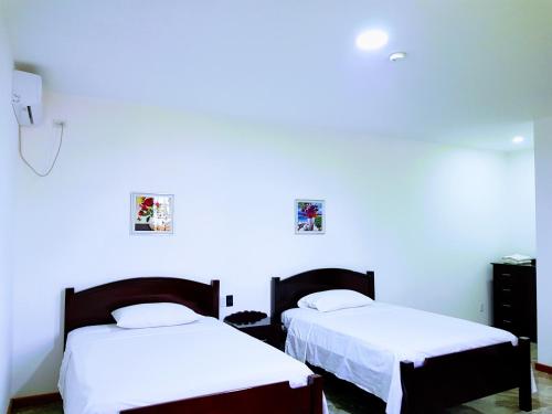 Katil atau katil-katil dalam bilik di Day And Night Hotel Belmopan