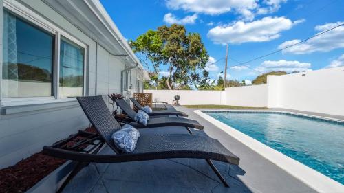 Hồ bơi trong/gần Relax in Lakeland Home, Swim, Pool, Arcade LegoLand, Disney, Bush Garden