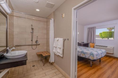 Phòng tắm tại Motel 6 Ontario, CA - Airport