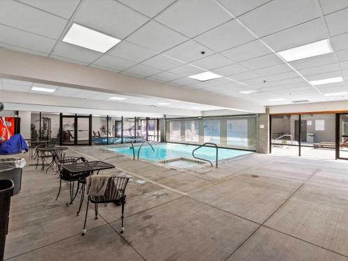 Πισίνα στο ή κοντά στο Modern Condo with Slopeside Comfort plus Amenities