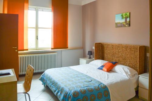 1 dormitorio con cama, ventana y baño en Weekend Accommodation, en Mantua