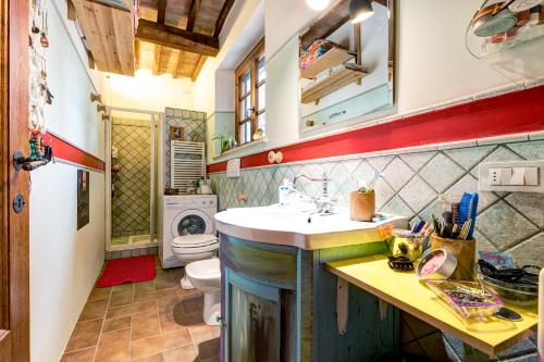 a bathroom with a sink and a toilet at Back Home in Pienza