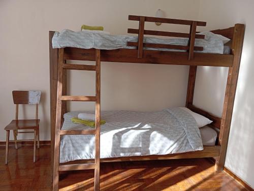 4 Single beds room 5' from metro