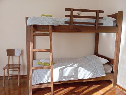 アテネにある4 Single beds room 5' from metroの二段ベッド2組(椅子付)が備わる客室です。
