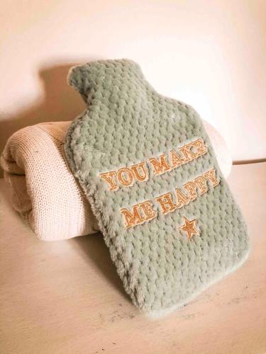 a knitted blanket with the words you make new blankets at Casa do Lado in Reguengo