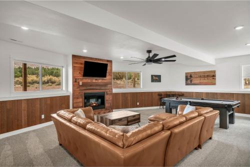 Μια τηλεόραση ή/και κέντρο ψυχαγωγίας στο Copper Rock Ridge- Luxury, Pool Table, Hot Tub between Zion and Bryce
