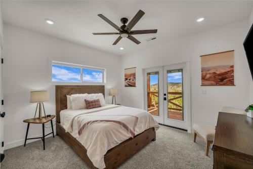 Ένα ή περισσότερα κρεβάτια σε δωμάτιο στο Copper Rock Ridge- Luxury, Pool Table, Hot Tub between Zion and Bryce