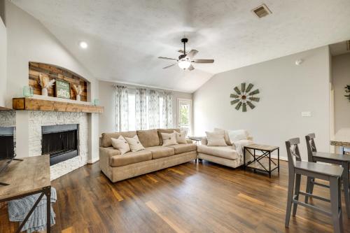 Posezení v ubytování Private Acreage, Pergola and Fire Pit Baytown Home