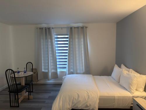 Katil atau katil-katil dalam bilik di Hôtel Saint-Côme