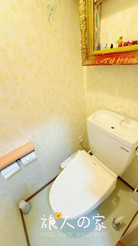 a bathroom with a white toilet and a mirror at 旅人の家 日式民宿 丸々貸切 JR線 常磐線南柏駅 キッチン 調理器具 洗濯機 生活必需品付 高速WiFi上野駅まで30分 in Kashiwa