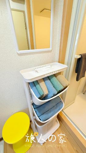 a bathroom with a sink and a mirror and towels at 旅人の家 日式民宿 丸々貸切 JR線 常磐線南柏駅 キッチン 調理器具 洗濯機 生活必需品付 高速WiFi上野駅まで30分 in Kashiwa