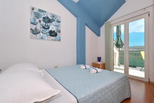 Apartments by the sea Trogir - 24168