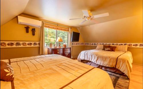 Una cama o camas en una habitación de Lakehouse with Boats, MiniGolf, Sauna, HotTub, Swings and Playground!