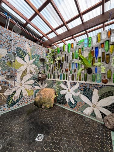 Ein Garten an der Unterkunft Fare Tārona