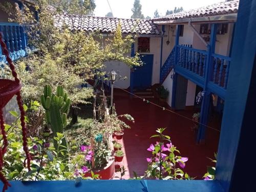 a house with a garden with flowers and plants at casa de campo huancayo in San Antonio