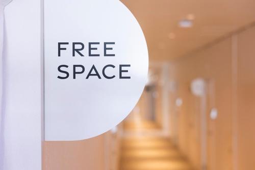 a sign that reads free space in a hallway at イリゴアパートメントホテル in Hirosaki
