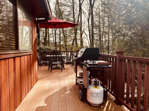 Un balcón o terraza en Lakehouse with Boats, MiniGolf, Sauna, HotTub, Swings and Playground!