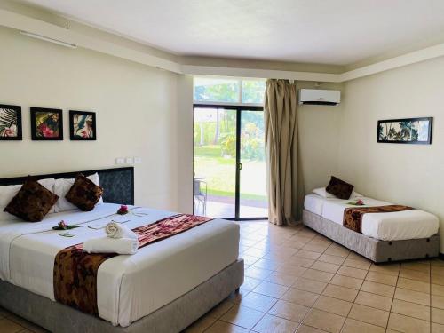 Rúm í herbergi á Hotel Oasis