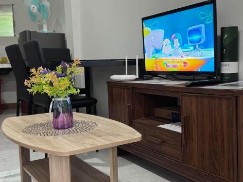 Μια τηλεόραση ή/και κέντρο ψυχαγωγίας στο Vibrant Vibes Cozy Staycation III in Sorsogon City