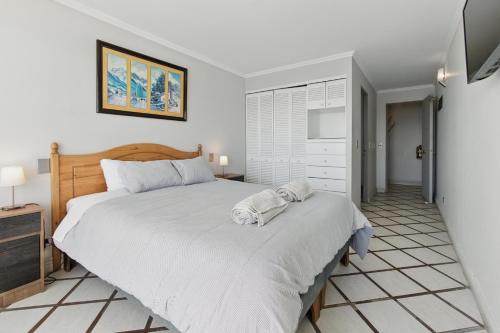 a bedroom with a large bed with a wooden headboard at Amplia terraza en primera linea, Playa Amarilla in Concón
