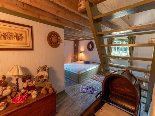 ein Schlafzimmer mit einem Etagenbett und ausgestopften Tieren in der Unterkunft House in Coo near Famous Waterfalls in Stavelot